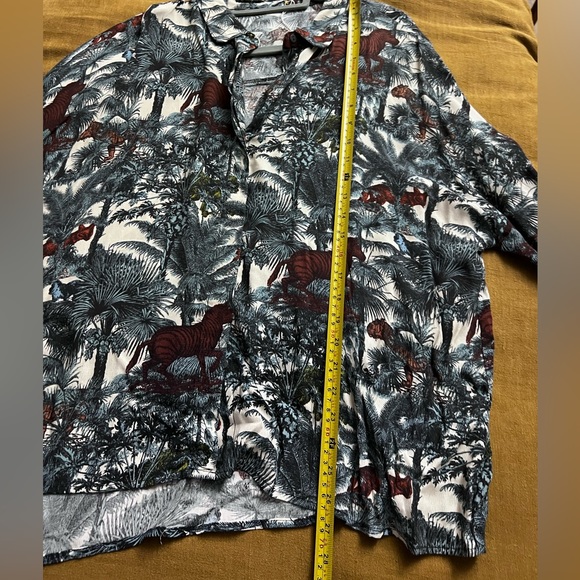 Jungle printed blouse in stunning blue burgundy color wave - Picture 5 of 7